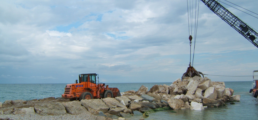 Grottammare, manutenzione scogliere